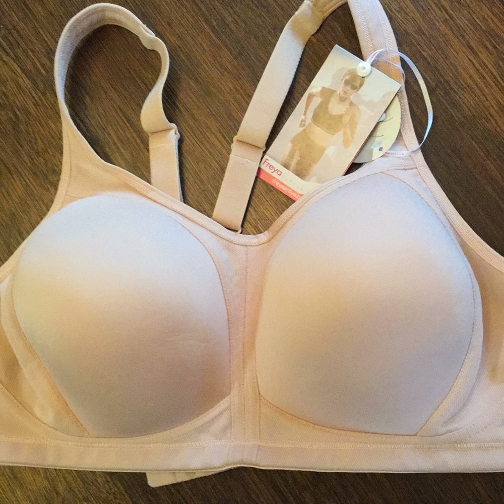 4891 Freya sports bra